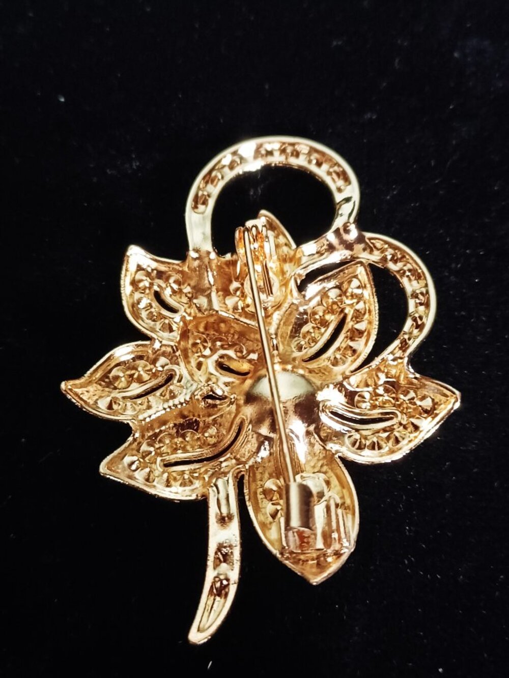 Lovely Gold Tone Rhinestone Brooch - Picture 2 of 4
